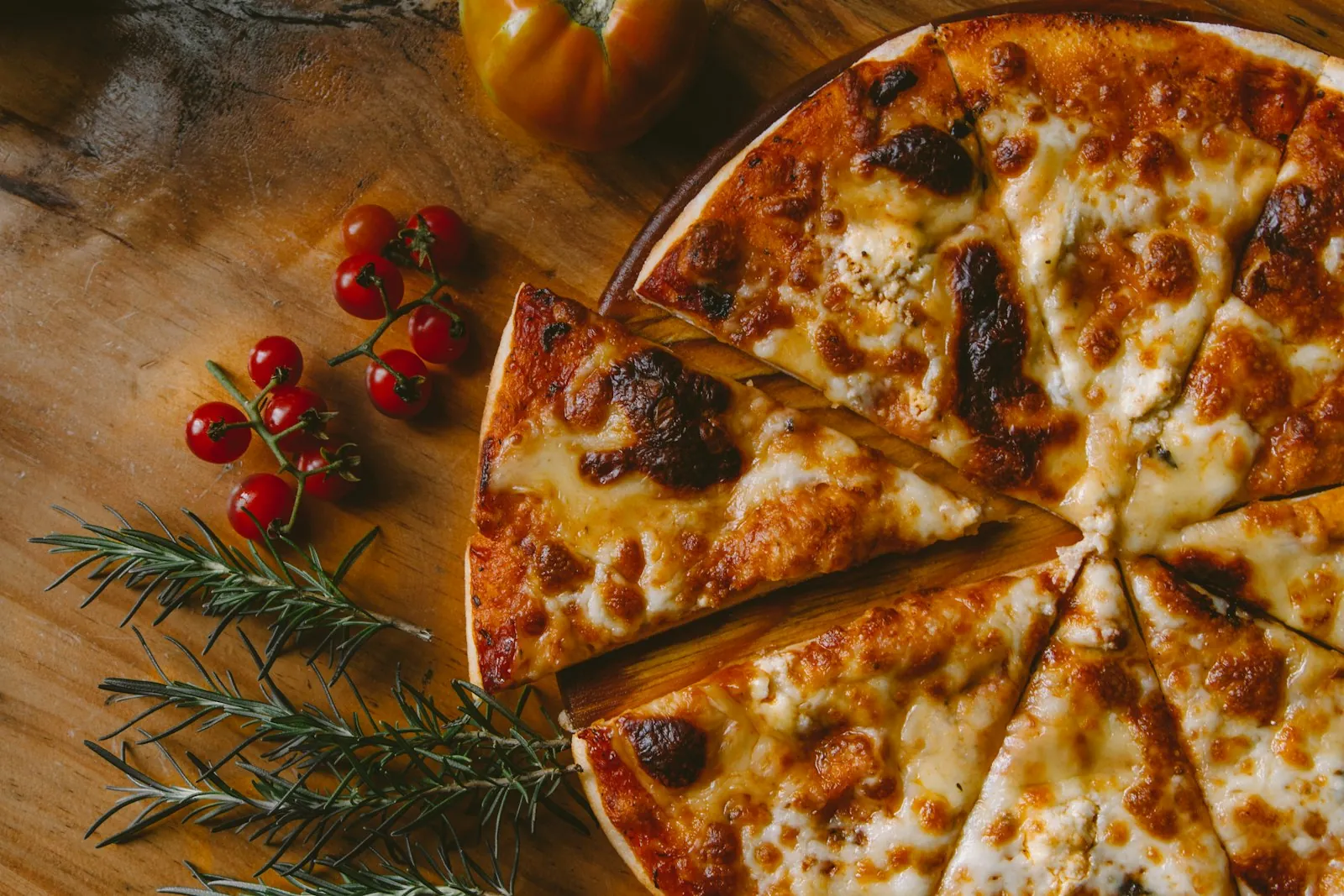 Pizza frisch aus dem Ofen bei Luppo